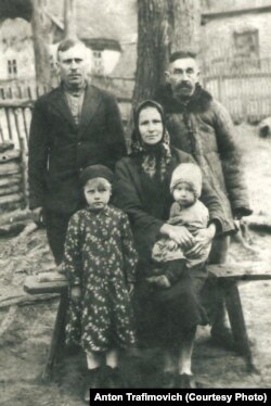 1938 год. Адзіны фотаздымак з прапрадзедам Якубам (крайні справа)
