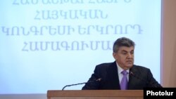 Արա Աբրահամյանը Համաշխարհային հայկական կոնգրեսի երկրորդ համագումարի ժամանակ, Երեւան, 15-ը հոկտեմբերի, 2012թ.