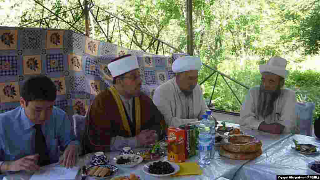 Имам Яхья Хенди (США) во время встречи с имамами Кыргызстана