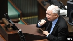 Jaroslaw Kaczynski gjatë një fjalimi në parlamentin polak