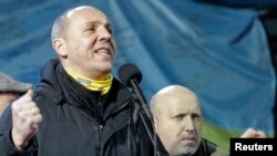 Andrei Parubii vorbind pe Maidan pe 26 februarie, 2014. In spatele lui - Oleksandr Turcinov.