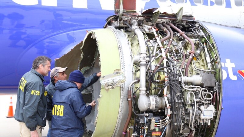 Загина патник при експлозија на мотор на авион во САД 