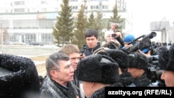 Оппозиционному политику Жасаралу Куанышалину и другим участникам акции полиция преградила дорогу к резиденции президента Казахстана Акорде. Астана, 28 марта 2011 года.