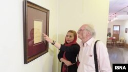 محمود دولتآبادی در نمایشگاه خوشنویسی «سخن» در کنار حدیث پویانمهر، خوشنویس، ۱۳۹۷
