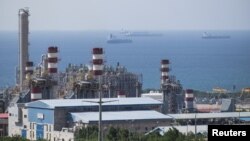 Вид на производственное предприятие на шельфовом месторождении газа Южный Парс в Персидском заливе.