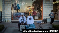 Пожилой человек на улице вечерней Ялты, июль 2017 года. Архивное фото