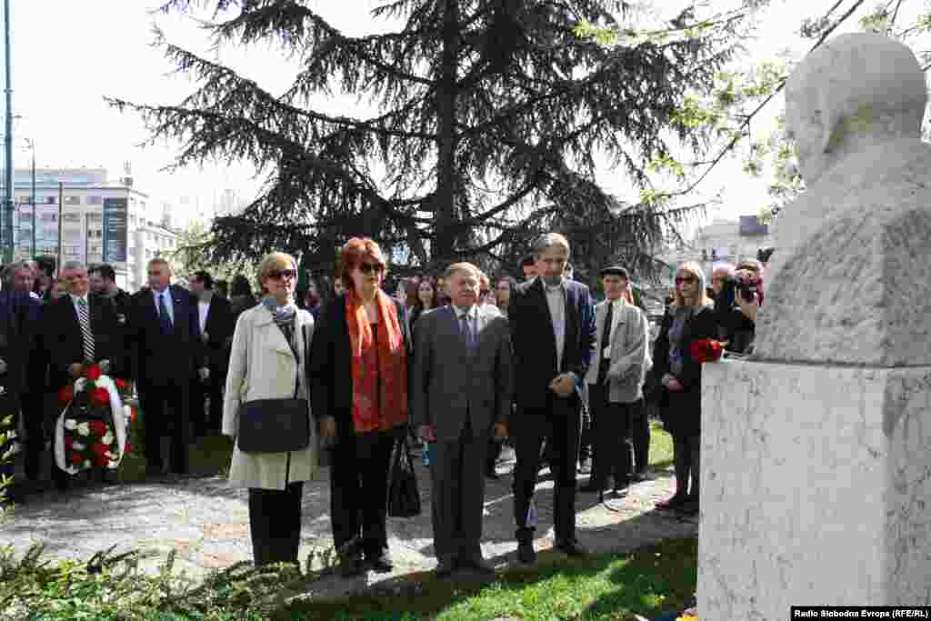 Delegacije i građani ispred spomen-biste Vladimiru Periću Valteru.