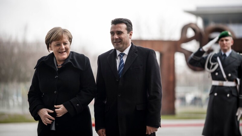 Меркел очекува решение за името, оти има интерес за компромис 