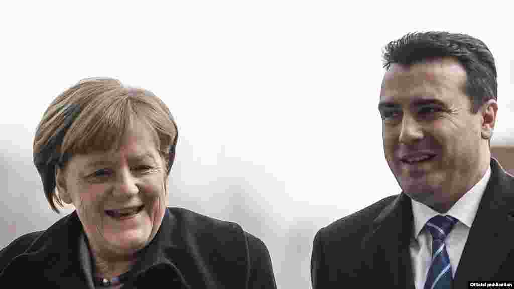МАКЕДОНИЈА / ГЕРМАНИЈА - Македонија е поблиску од било кога во минатата деценија за решавање на спорот за името со Грција, којшто ги урна надежите на балканската земја за влез во НАТО и ЕУ, изјави германската канцеларка Ангела Меркел на заедничка прес-конференција со македонскиот премиер Зоран Заев.