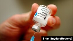 Egy nővér előkészíti az influenza elleni vakcina beadását a Massachusettsi Általános Kórházban, Bostonban, Massachusettsben, 2013. január 10-én.