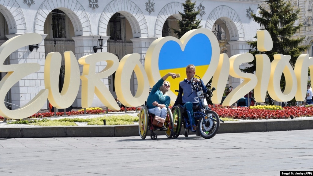 Люди на фоне логотипа Евровидения-2017, иллюстративное фото