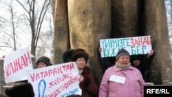 Жители проблемных микрорайонов проводят митинг протеста. Алматы, 12 января 2009 года. 