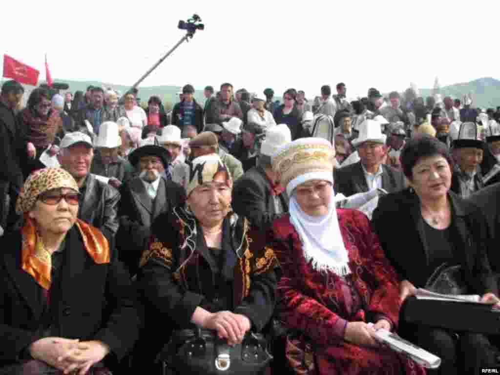 Сөзгө чыккандар өлкөнү үй-бүлөлүк башкаруудан куткаруу керектигин да белгилешти. - Kyrgyzstan -- Grand Congress (Eldik Kurultay) of United Popular Movement In the Village of Arashan Near Bishkek,25-april2009