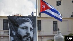 Figura lui Fidel Castro și steagul cubanez coborît în bernă la două zile după moartea fostului lider al Cubei, Havana, 27 noiembrie 2016.