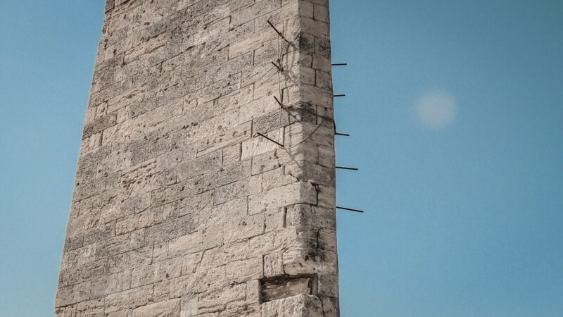 В Керчи разваливается обелиск Славы на горе Митридат (+фото)