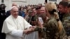 Папа римский Франциск и делегация украинских военных на общей папской аудиенции на площади Святого Петра в Ватикане, 23 мая 2018 года