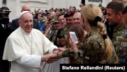 Папа римский Франциск на встрече с военнослужащими армии Украины. Ватикан, 23 мая 2018 года.