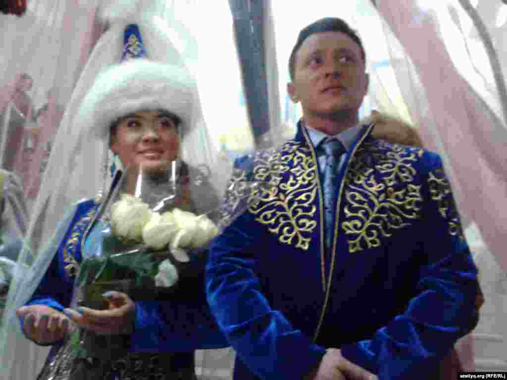 Сәуірдің 27-сінде ауыр атлетикадан Лондон олимпиадасының чемпионы Майя Манеза қазақ салты бойынша ұзатылды. Спортшы ауыр атлет Вячеслав Ершовпен шаңырақ көтерді. Ұзату тойы Қазақ мемлекеттік қыздар педагогикалық университетінде өтті. Суретте: Лондон олимпиадасының чемпионы Майя Манезаны (ортада) ұзату тойы. Алматы, 27 сәуір 2013 жыл.