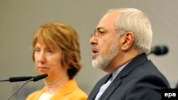 EU foreign policy chief Catherine Ashton (left) and Iranian Foreign Minister Mohammad Javad Zarif talk to journalists in Vienna on March 19.