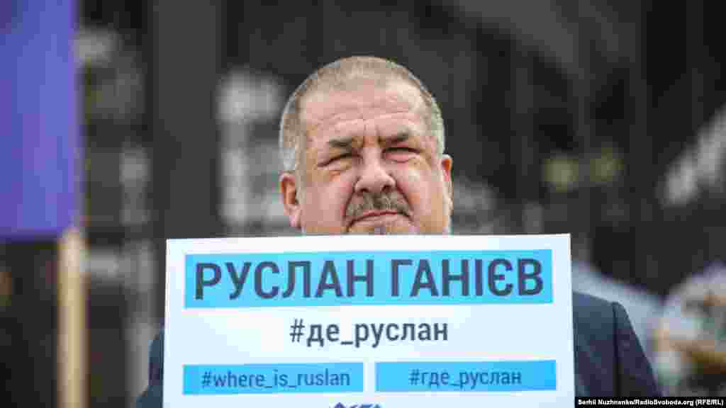 К акции присоединился глава Меджлиса крымскотатарского народа Рефат Чубаров. Он держаит плакат с именем без вести пропавшего в 2015 году керчанина Руслана Ганиева &nbsp; 