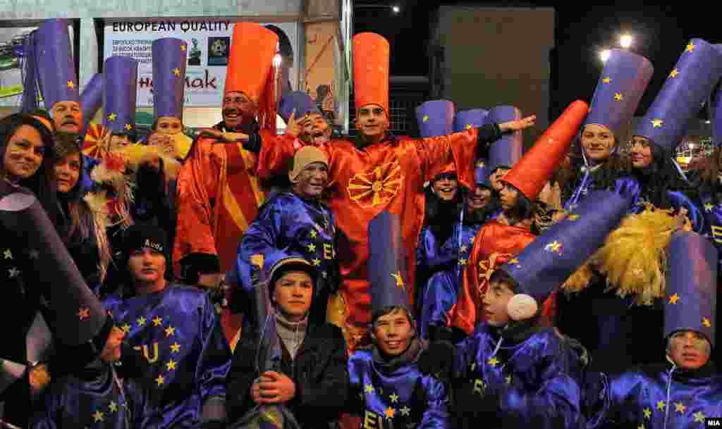 U Strumici je održan 5. dnevni festival pod maskama, tradicionalni "Strumički Karneval". Na otvaranju ovogodišnjeg festivala učestvovalo je više od 550 maskiranih lica. Foto: MIA - Makedonska informativna agencija
