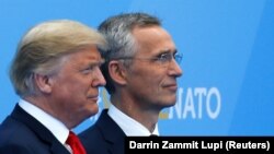 Дональд Трамп (л) на зустрічі з Єнсом Столтенбергом більше говорив про занепокоєння щодо справедливості членських внесків країн для НАТО