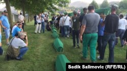Postavljanje tabuta u Memorijalnom centru Srebrenica - Potočari, 10. juli