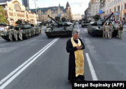 Священик під час репетиції військового параду до Дня Незалежності України. Київ, 18 серпня 2018 року