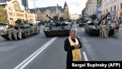 Порошенко на параді заявив, що російська церква «освячує гібридну війну Путіна проти України»