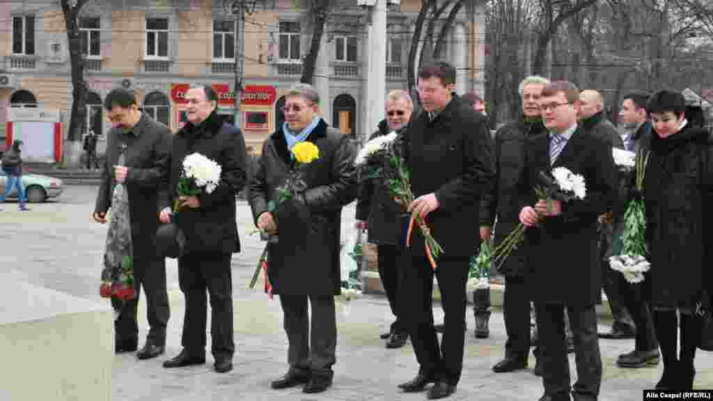 Liderii Partidului Liberal, cu flori, la monumentul Voievodului cel Sf&acirc;nt.