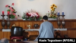 Алматыдағы буддистер қауымының уағызшысы Ким Тэ Иль ғибадатханада құлшылық жасап отыр. Алматы, 7 сәуір 2013 жыл.