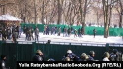 Невідомі «спортсмени» у дворі Дніпропетровської ОДА під час акції опозиції, 24 січня 2014 року
