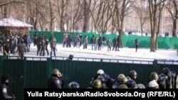 «Тітушки» на подвір’ї Дніпропетровської обладміністрації під час акції Євромайдану, 26 січня 2014 року