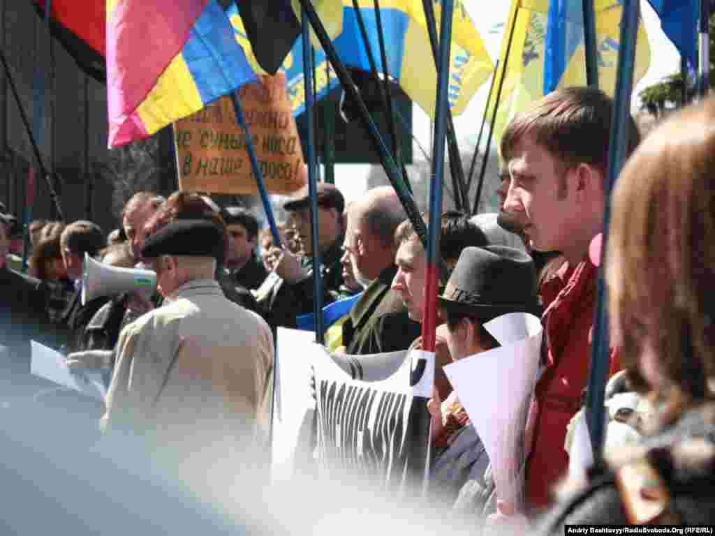 За словами організаторів, протестувальники, зокрема, виступають проти того, що українці в Росії не мають змоги вивчати українську мову в школах на тому рівні, на якому росіяни можуть вивчати свою рідну мову в Україні.