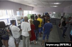 Люди, які їдуть на відпочинок до Криму, знімають готівку
