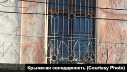 Архиепископ Климент машет из окна отделения российской полиции, Симферополь
