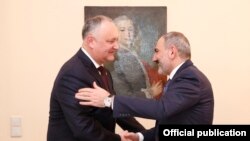Премьер-министр Армении Никол Пашинян (справа) и президент Молдовы Игорь Додон