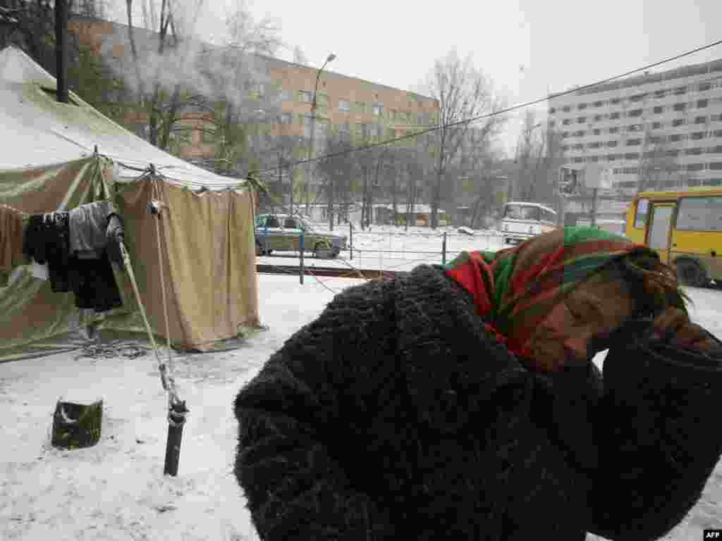 Украина. Донецк. Палатки для бездомных. 