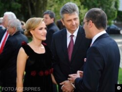 Gabriela Firea (stânga) și Florentin Pandele (centru).