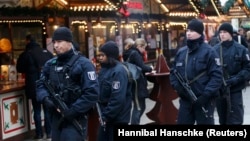 Мерекелік жәрмеңкеде жүрген полиция патрулі. Берлин, 22 желтоқсан 2016 жыл.