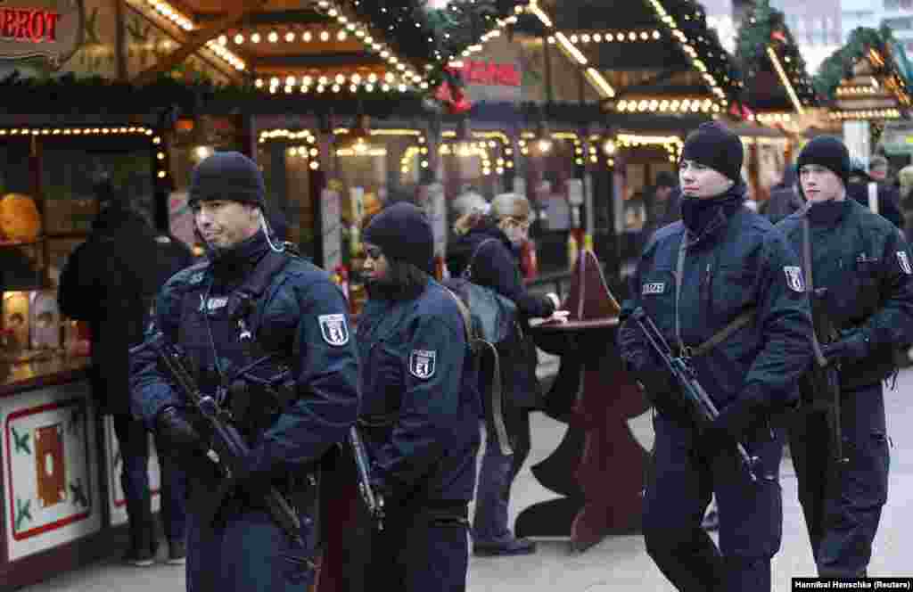После теракта на площади&nbsp;Брайтшайдплац полиция взяла под усиленную охрану все рождественские базары в Германии. Берлин, 22 декабря 2016 года.