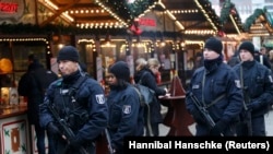 Полицейский патруль на рождественской ярмарке в Берлине. 22 декабря 2016 года.