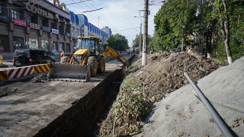 «Лесоповал» и пробки: в Симферополе ремонтируют улицу (фотогалерея)