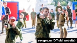 Дети в Крыму в военной форме