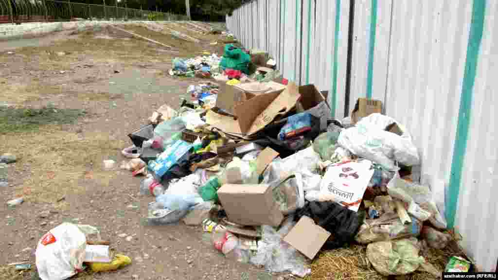 Aşgabadyň &ldquo;Daşoguz bazarynyň&rdquo; töweregindäki hapa-hupalaryň belli bir böleginiň bazardaky söwda harytlarynyň galyndylarydygy aýdylýar.