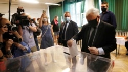 Jaroslaw Kaczynski, lider PiS, sa zaštitnom maskom u prvom krugu glasanja na biračkom mestu u Varšavi. 28. jun 2020.