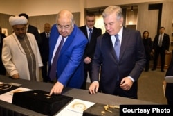 Өзбекстан астанасы Ташкенттегі Ислам өркениеті орталығының негізгі демеушісі Әлішер Усманов болатыны хабарланған. Ол бұл кешенге 100 млн доллар берген.