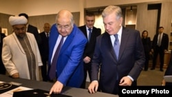 Президент Узбекистана Шавкат Мирзиёев и российский олигарх узбекского происхождения Алишер Усманов на на церемонии открытия Центра исламской цивилизации в Ташкенте, 17 марта 2026 года. Фото с сайта пресс-службы президента Узбекистана