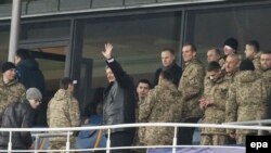 Українські бійці та президент України Петро Порошенко на футбольному матчі на НСК «Олімпійський», ілюстративне фото