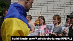 Ілюстраційне фото. Звільнений із полону військовий проходить коридором з рідних інших полонених у надії, що когось впізнає і, можливо, надасть інформацію, травень 2025 року